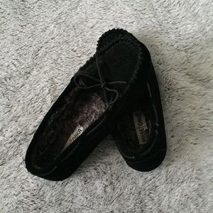 black minnetonka moccasins